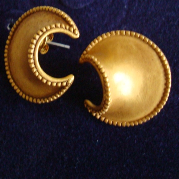 African crescent pierced gold earrings NWOT - Picture 3 of 7